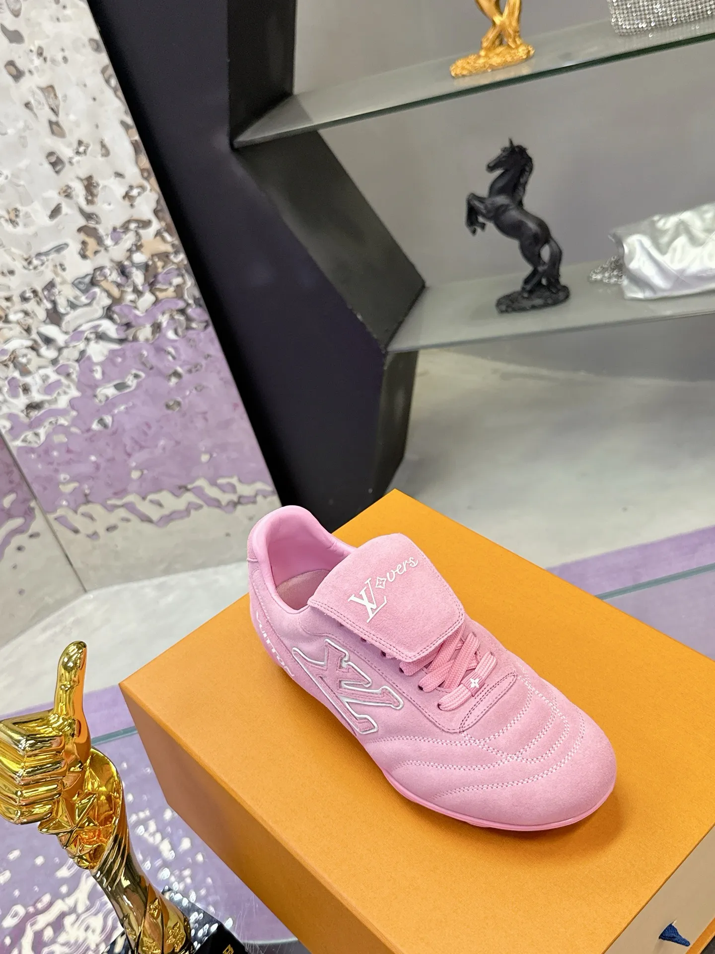 Factory price: 700💰 2025 new LV sneakers for couples, 🔥🔥🔥You will look fashionable when you wear them ❤️ LV football shoe series 💗 This Footprint Soccer sneaker was unveiled in the 2025 spring and summer series fashion show. It is the first sneaker designed by Pharrell Williams inspired by football shoes. The shoes are inspired by football, a sport that spans generations and cultures💎, echoing the theme of unity and universal participation in the 2025 spring and summer series fashion show. The shoe is known for its sleek design, with the dynamic IV Initials logo embellished on the side, the Lvers United emblem inspired by the football team on the tongue, and the sole patterned rubber sole decorated with multiple Louis Vuitton logos. Stylish and casual wear, a trend-setter in the fashion industry. Made of imported cowhide with full craftsmanship💓 Number of sizes (women’s 35-41, women’s 41 customized) (men’s 39-46, 45-46 customized)